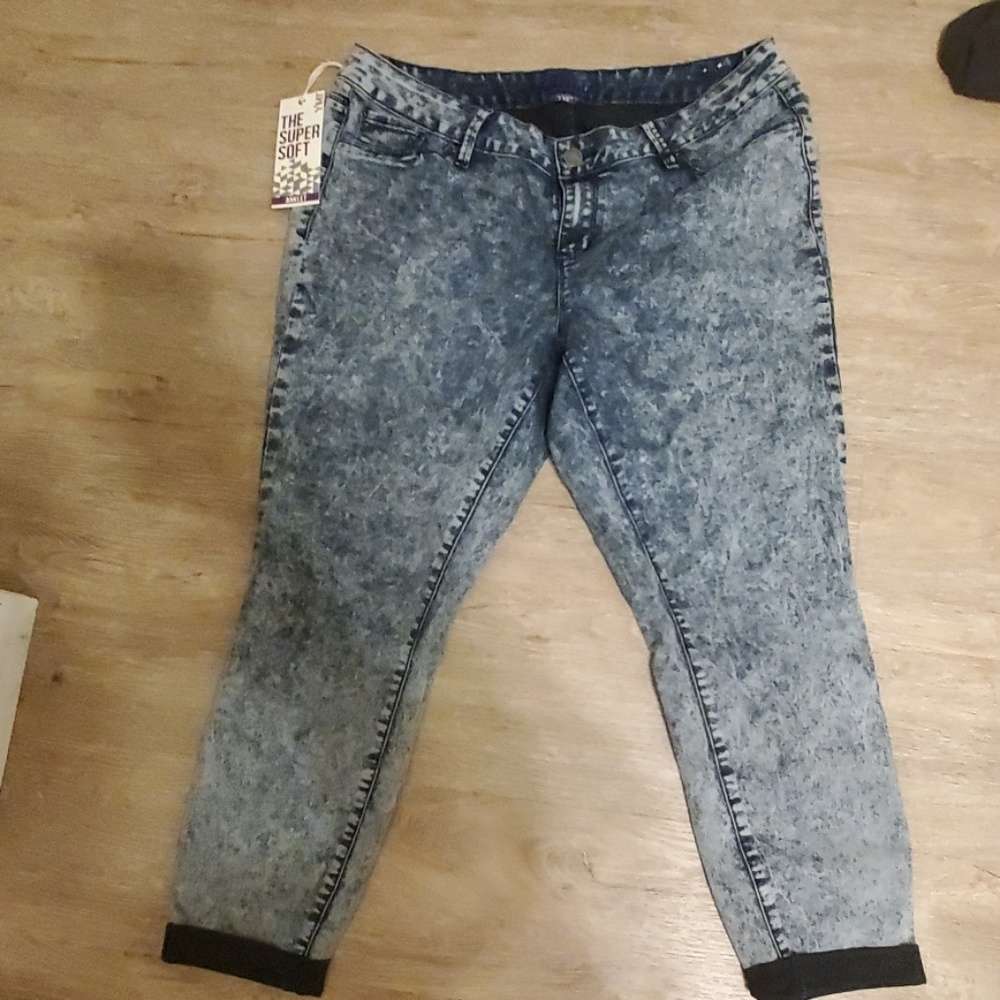 Acid wash anklet jean